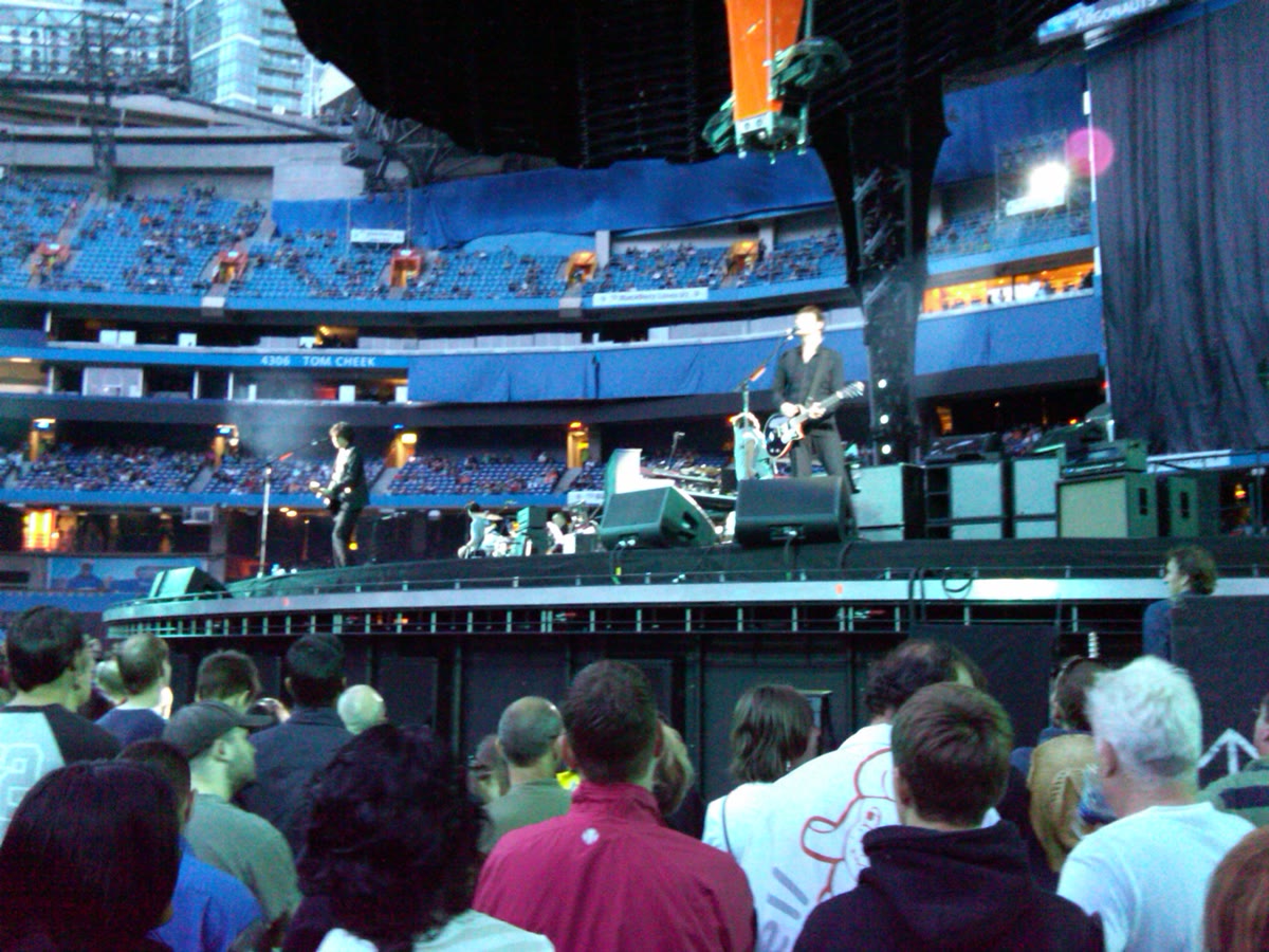 Snow Patrol on stage at the Rogers Centre