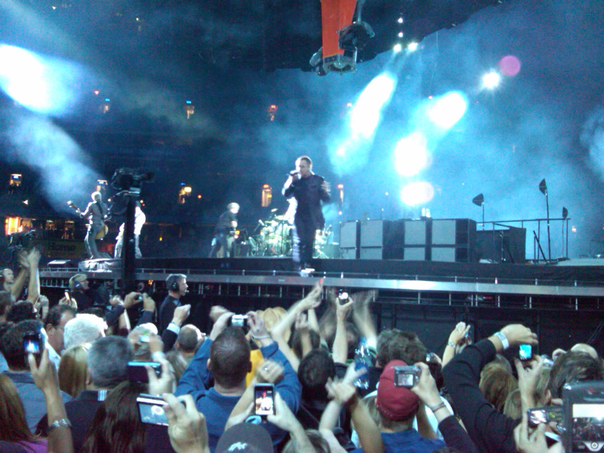 U2 on stage under the 360 claw structure